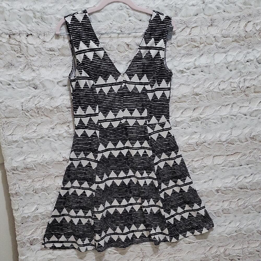 H&M Black and White V-Neck Geometric Skater Mini Dress, Womens Sz M Streetwear